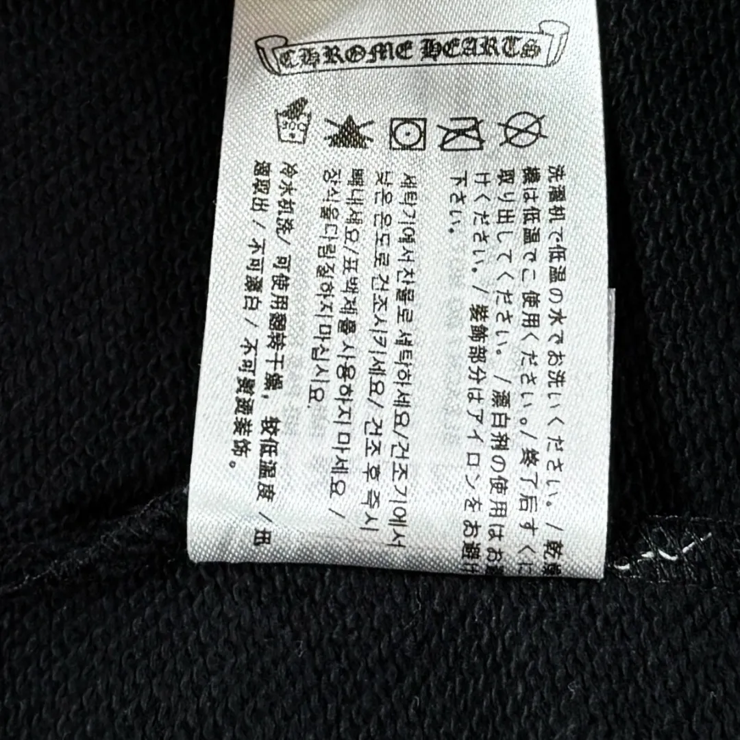 P190 Chrome Hearts 25 high-version round-neck sweatshirts, dropped shoulders and loose fit, 100% cotton fabric weighing 380 grams, no deformation, no shrinkage, complete with three labels, same style for men and women. Technology: Imported Kornit digital direct-injection printing technology, hand-painted graffiti technology. Color: Black SIZE: XS-L
